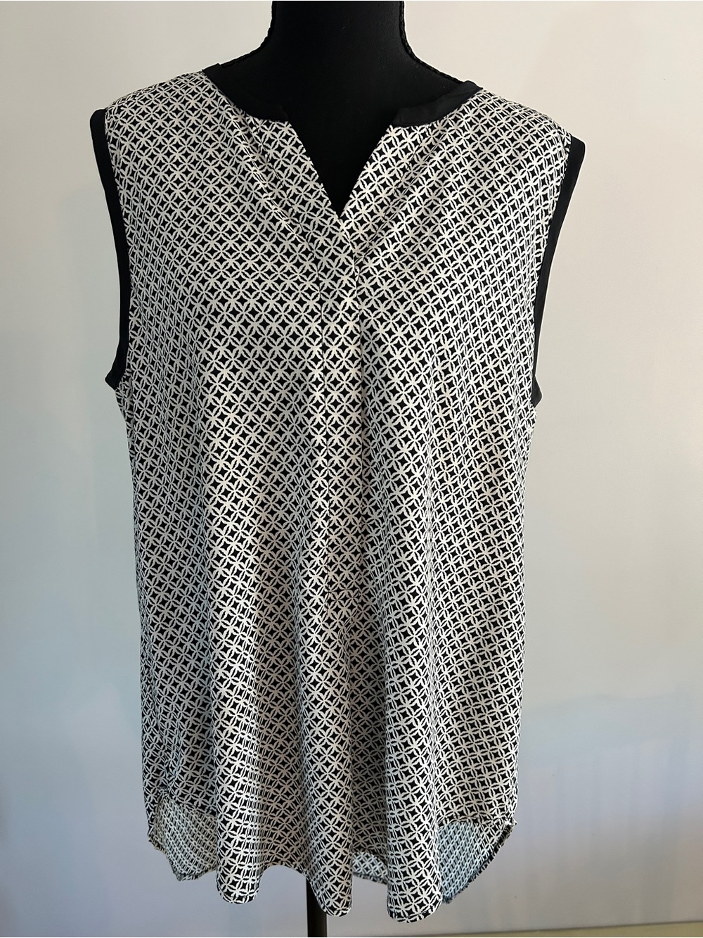 Antilia Femme Black and White Geometric Sleeveless Camisole